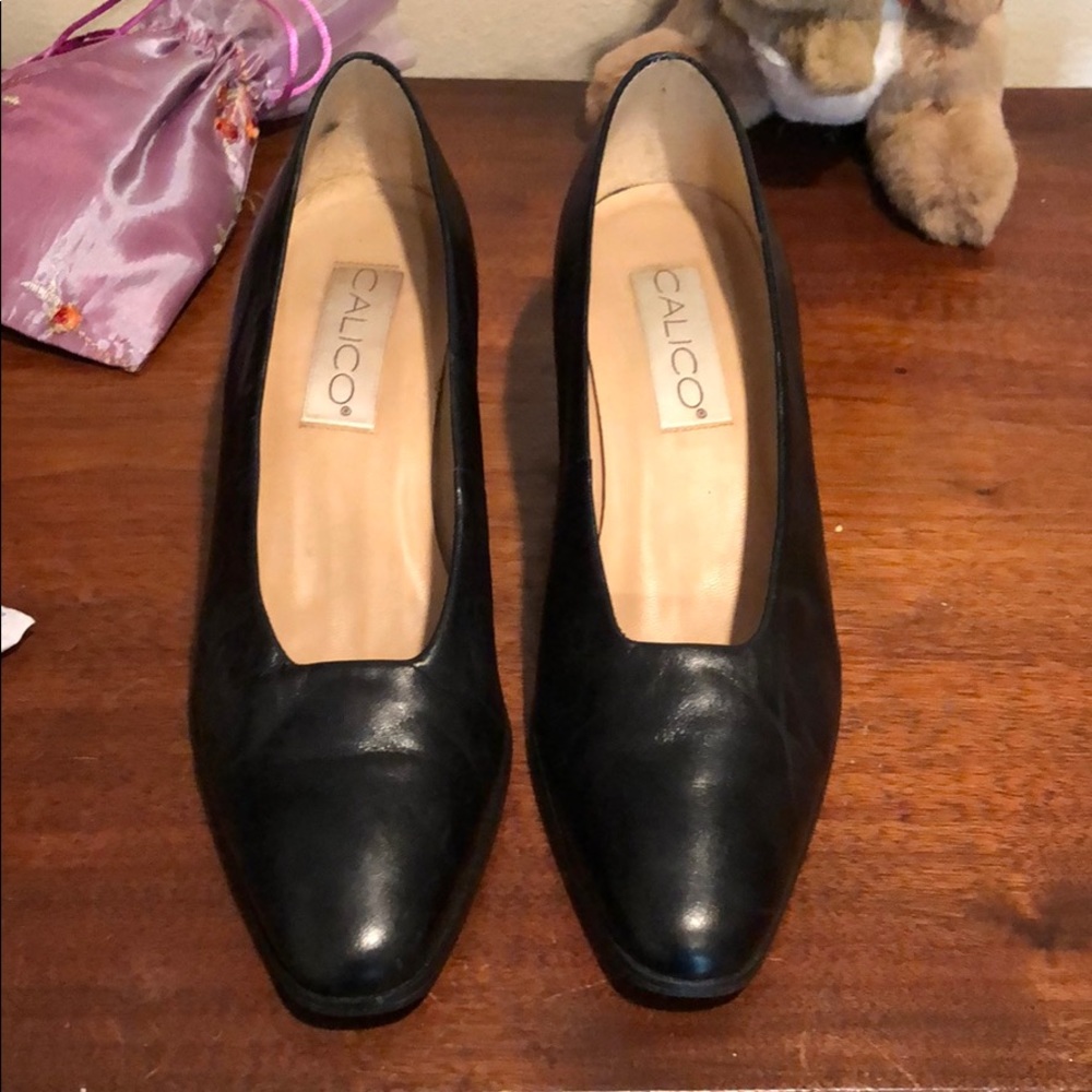 Black pumps